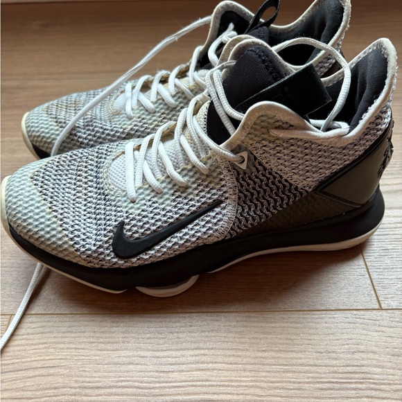 LeBron James Witness IV White and Black - Picture 5 of 9